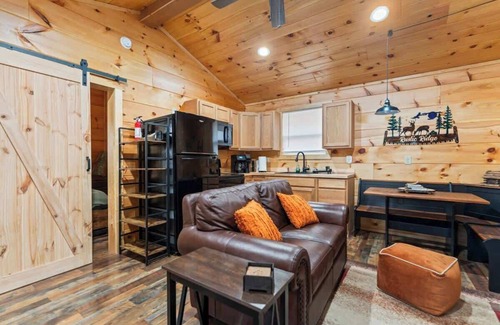 Campton Cabin | Cozy Couples Cabin in Heart of RRG!