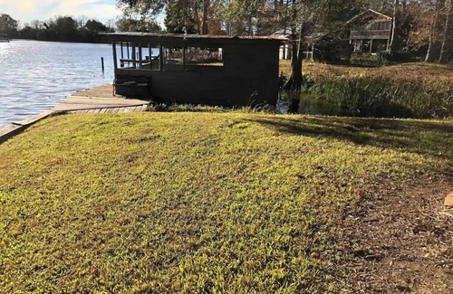 Natchitoches Cottage | Cozy Couples Cottage with access to Hot Tubb.nn