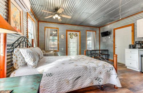 Canyon Lake Apartment | Cozy Couples Cottage with View Near Canyon Lake!