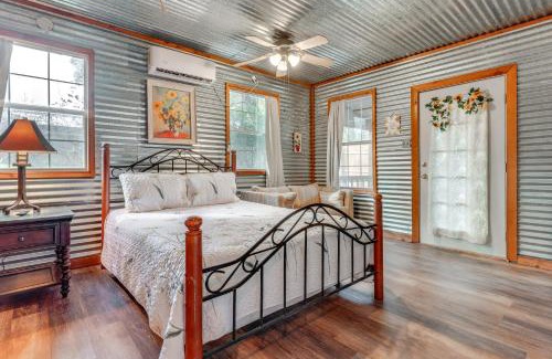 Canyon Lake Apartment | Cozy Couples Cottage with View Near Canyon Lake!