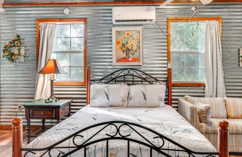 Canyon Lake Apartment | Cozy Couples Cottage with View Near Canyon Lake!