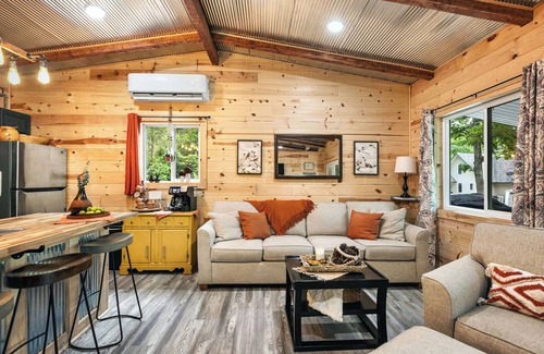 Camdenton Cabin | Cozy Cove Cabin – The Perfect Ozark Retreat! Secluded 1 BDR on Cove