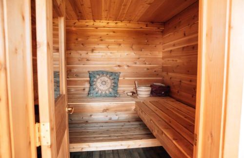 Homer House | Cozy Cove Inn