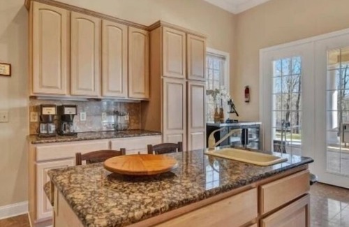 Huddleston House | Cozy Cove: Pets ok. 4 bikes, 5 kayaks, 2 paddleboards, wifi