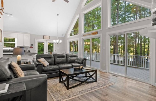 Wise House | Cozy Cove | Waterfront Retreat | Pet-Friendly