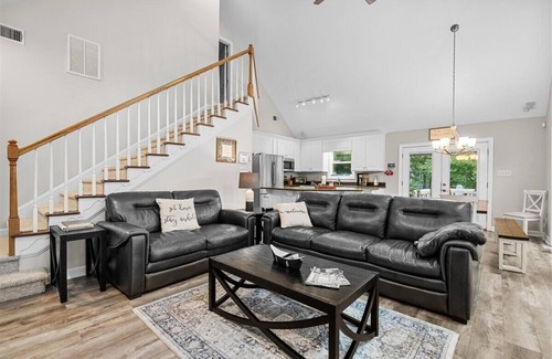 Wise House | Cozy Cove | Waterfront Retreat | Pet-Friendly