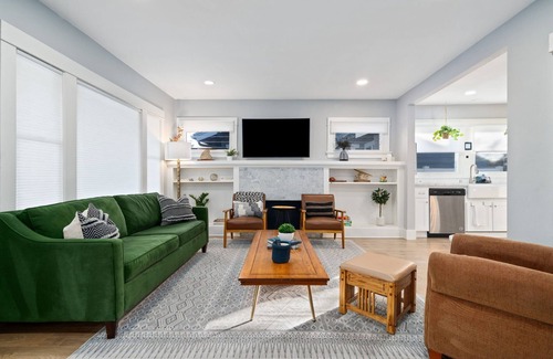 Eastside House | Cozy Craftsman Getaway near the Beach, Disneyland, Retro Row, and Holiday Magic
