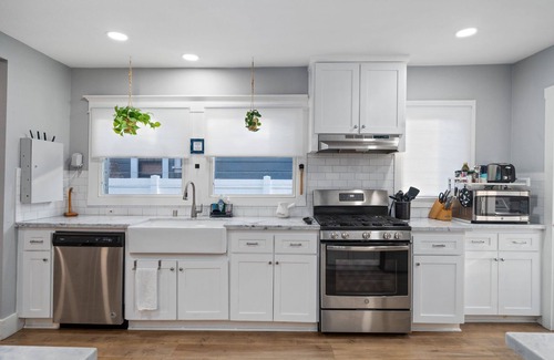 Eastside House | Cozy Craftsman Getaway near the Beach, Disneyland, Retro Row, and Holiday Magic