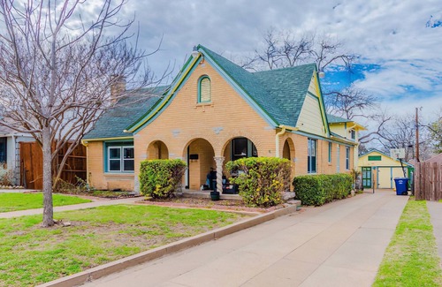 Oak Cliff House | Cozy Craftsman in the Center of Oak Cliff