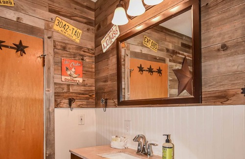 Cascade-Chipita Park Cottage | Cozy, creekside cottage in the foothills of Pikes Peak
