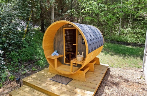 Hillsville Cabin | Cozy creekside cabin w barrel sauna, covered wraparound deck - pet friendly!