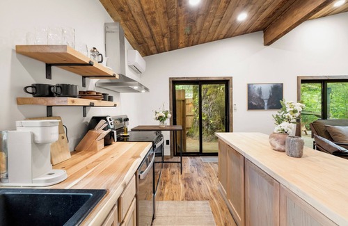 Seaside Cabin | Cozy creekside cabin with AC