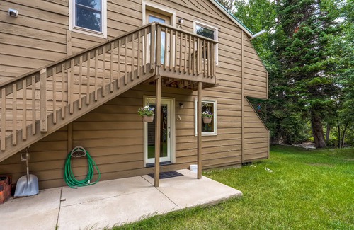 Frisco Condo | Cozy Creekside Condo - ground level, end unit