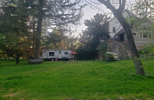 Kemblesville House | Cozy creekside retreat nestled in the SEPA wine region.