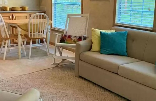 Canada Cottage | Cozy Creekside Tiny Home w/Full Kitchen - Walk to Distillery