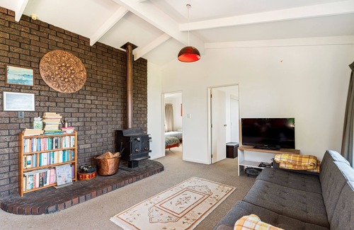 Kinloch House | Cozy crib on edge of Lake Taupo
