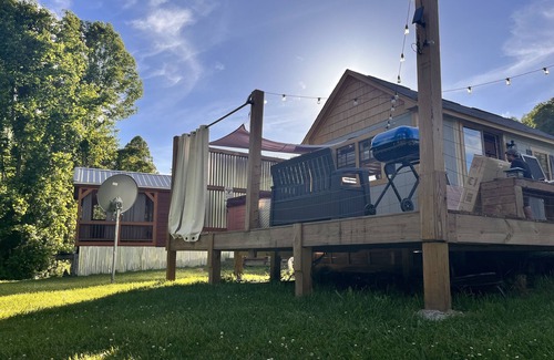 Flat Rock Cabin | Cozy Cub Getaway Pet Friendly Peaceful Vibes
