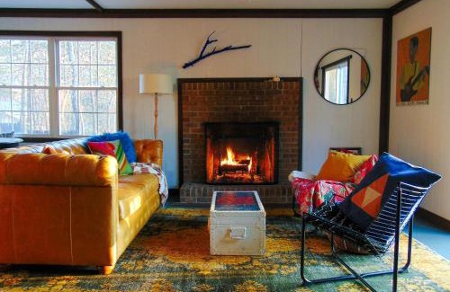 New Market Ski Chalet | Cozy & Curated w Fire Pit Fireplace & Fast WiFi