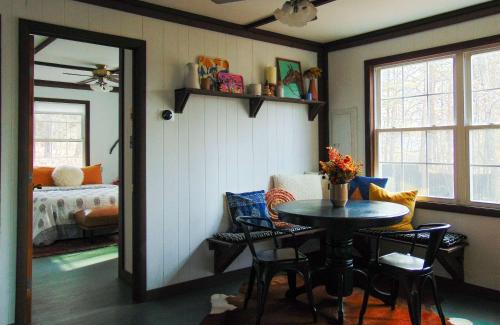 New Market Ski Chalet | Cozy & Curated w Fire Pit Fireplace & Fast WiFi