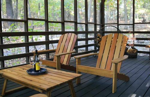 New Market Ski Chalet | Cozy & Curated w Fire Pit Fireplace & Fast WiFi