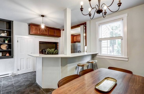 Mountville House | Cozy Dark & Moody Home, New Reno, 10 mins to Lanc!