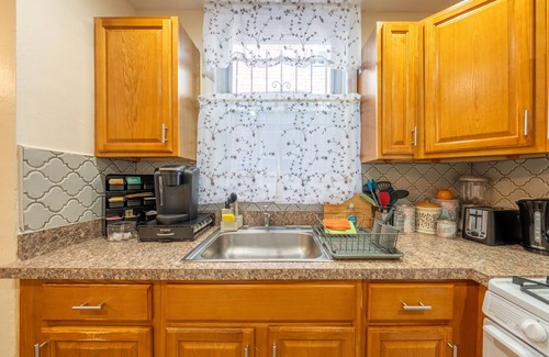 East Flatbush Apartment | Cozy Delightful 2-bedroom apartment with AC in Brooklyn