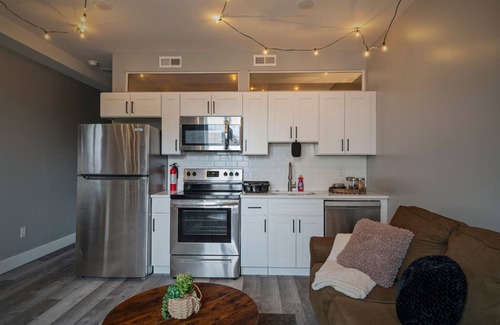 West Philadelphia Apartment | Cozy Desert Den 10Min Downtown & 6Min Brewerytown w/huge shower & full kitchen!