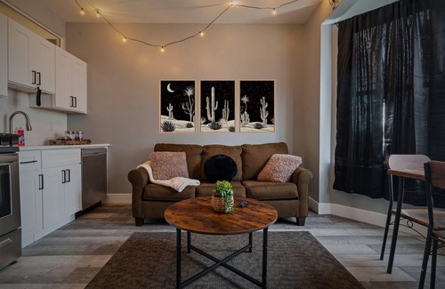 West Philadelphia Apartment | Cozy Desert Den 10Min Downtown & 6Min Brewerytown w/huge shower & full kitchen!