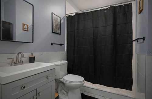 West Philadelphia Apartment | Cozy Desert Den 10Min Downtown & 6Min Brewerytown w/huge shower & full kitchen!