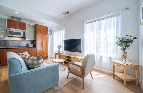 Davis Tract House | Cozy Designer 3BR 7-mins to Oakland Airport