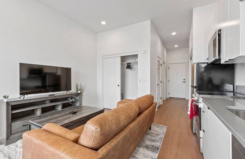 West Colfax Apartment | Cozy Designer Studio w/1 Queen