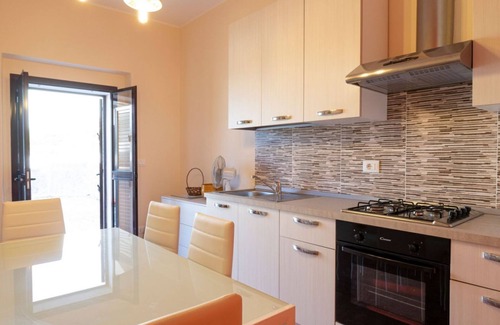 Pizzolungo Apartment | Cozy detached villa of 156 sqm, on two levels, able to accommodate up to 9 people. The property is located in Pizzolungo, a coastal hamlet of Erice, an oasis of peace overlooking the crystalline sea of ​western Sicily. A few minutes from Trapa
