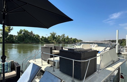 Willow Creek Boat Rental | “Cozy Docked Houseboat Stay – Minutes from Golden 1 & Aftershock”