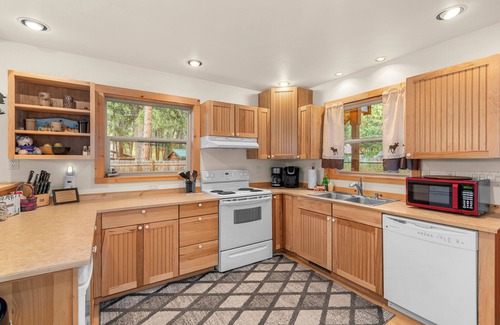 Leavenworth House | Cozy-dog friendly cabin with a hot tub, fireplace, that sleeps 6 guests.