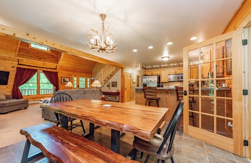 Oakland House | Cozy Dog Friendly Cabin Near State Park w/Hot Tub