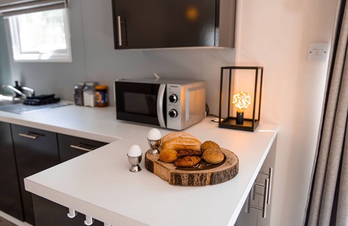 Bosgebied Hoenderloo Ski Chalet | Cozy dog‑friendly forest chalet near Hoge Veluwe with pool & fenced garden