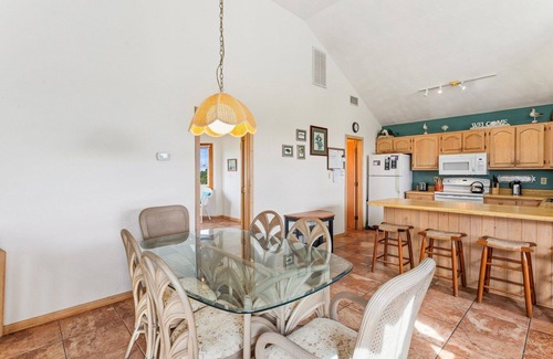 Salvo House | Cozy Dog-Friendly Getaway | Hot Tub & Beach Access