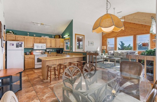 Salvo House | Cozy Dog-Friendly Getaway | Hot Tub & Beach Access