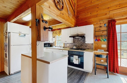 Jeffersonville House | Cozy dog-friendly house w/mountain & pond views, trails, firepit, bbq, patio