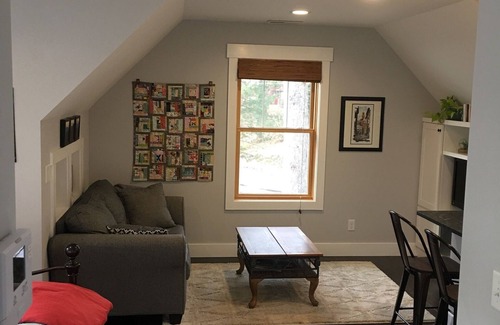 Kenilworth Apartment | Cozy, dog Friendly Studio Apartment