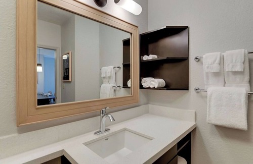 Doral Hotel | Cozy Doral 1BR Unit | Pool, Gym, BBQ, Free Parking, Airport Shuttle