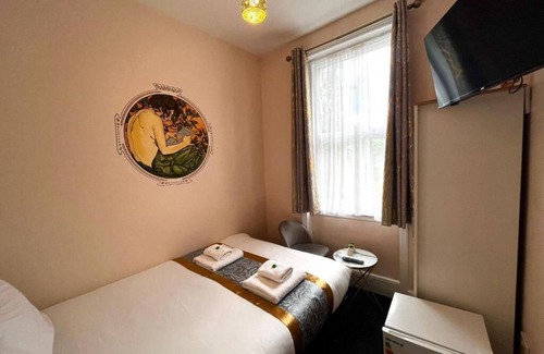 Harringay Hotel | Cozy double room opposite Finsbury Park in London