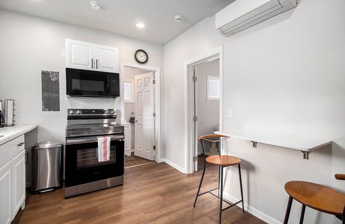 Kalamazoo Apartment | Cozy Downtown 1-bedroom Retreat in superb Kalamazoo with AC, WiFi