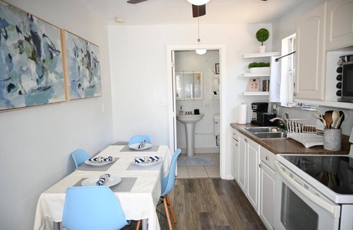 Sunshine Park House | Cozy Downtown Guest Home - Location Location!