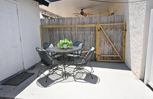Sunshine Park House | Cozy Downtown Guest Home - Location Location!