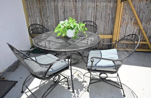 Sunshine Park House | Cozy Downtown Guest Home - Location Location!