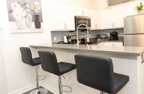 Mile Square Apartment | Cozy Downtown Gem