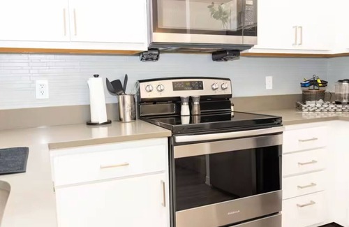 Mile Square Apartment | Cozy Downtown Gem