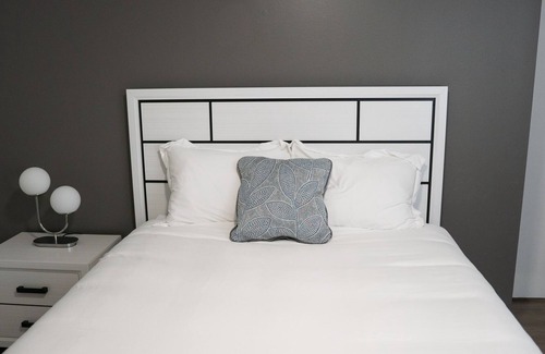 Medical District Apartment | Cozy Downtown Luxury High-Rise: Sleeps 6