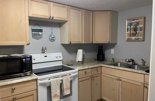 Stuart Apartment | Cozy Downtown Stuart Cottage. Bring your boat 1.3m from ramps beaches & downtown